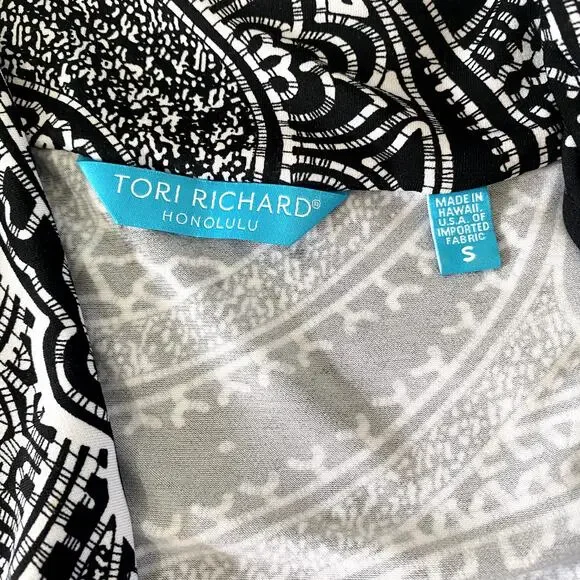 Tori Richard Honolulu Hawaiian Black and White Sleeveless Blouse - Picture 3 of 5